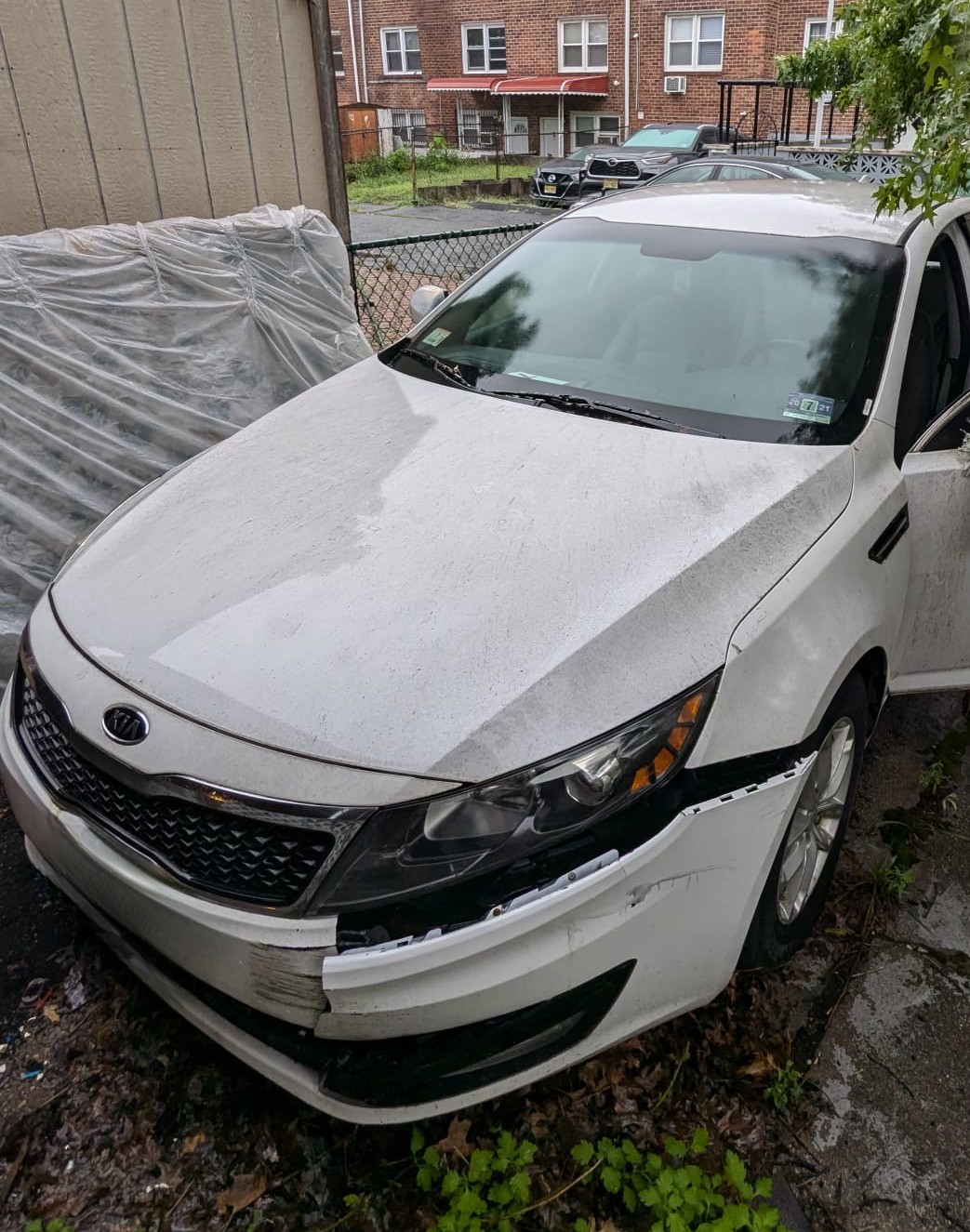 White Kia with front bumper damage